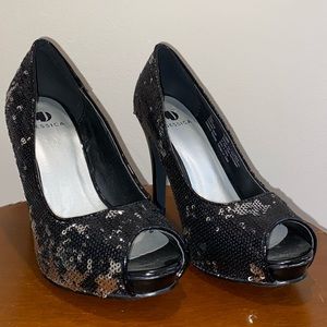 Jessica size 6 sequin 4” beautiful high heel shoes!